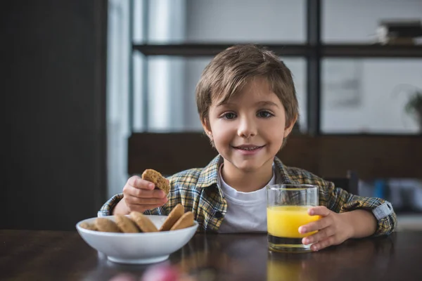 Niño pequeño durante el desayuno en casa - foto de stock