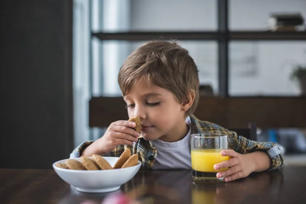 Маленький мальчик во время завтрака дома — стоковое фото