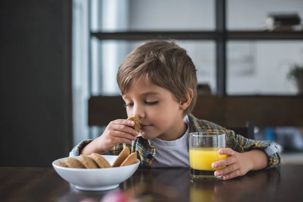 Niño pequeño durante el desayuno en casa - foto de stock