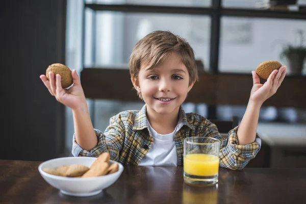 Kleiner Junge beim Frühstück zu Hause — Stockfoto