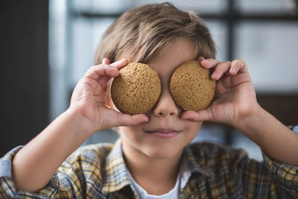 Menino segurando biscoitos — Fotografia de Stock