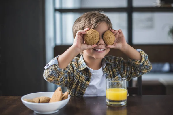 Pequeño niño sosteniendo galletas - foto de stock