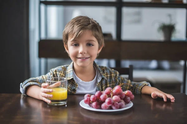 Bambino durante la colazione a casa — Foto stock