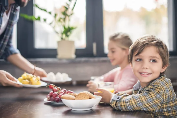 Маленький мальчик завтракает с семьей — стоковое фото