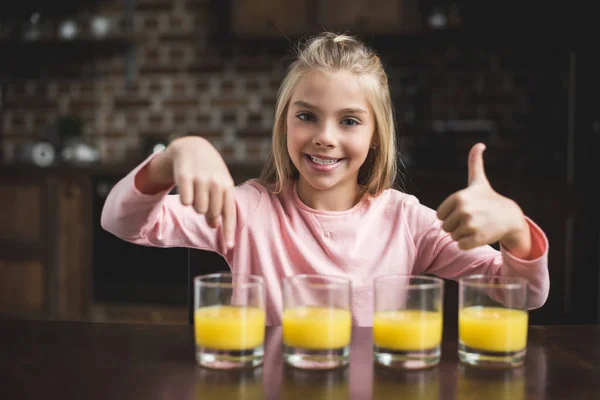 Criança com copos de suco — Fotografia de Stock