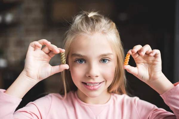 Petit enfant avec des macaronis — Photo de stock