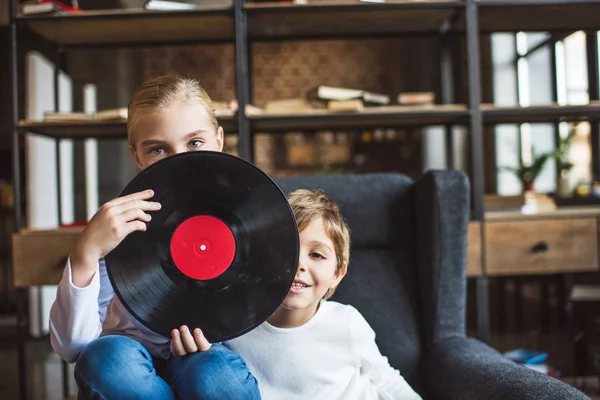 Kids with vinyl record — Stock Photo