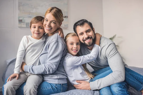 Padres e hijos felices - foto de stock