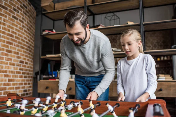 Padre e figlia giocare a calcio balilla — Foto stock