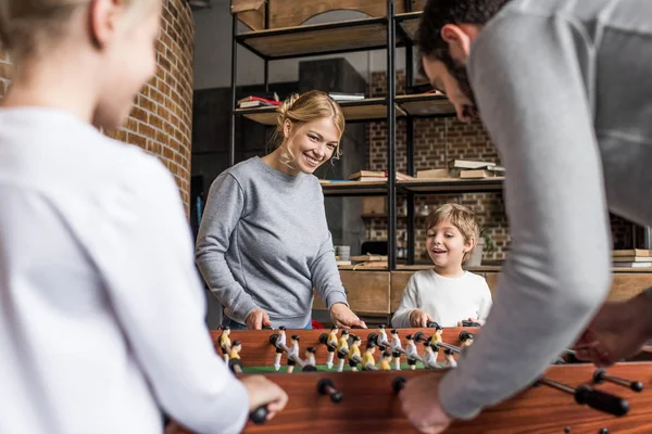 Famiglia giocare a calcio balilla — Foto stock