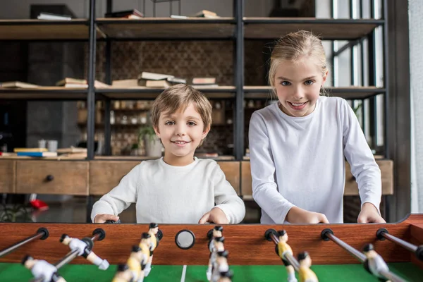 Niños jugando fútbol de mesa - foto de stock