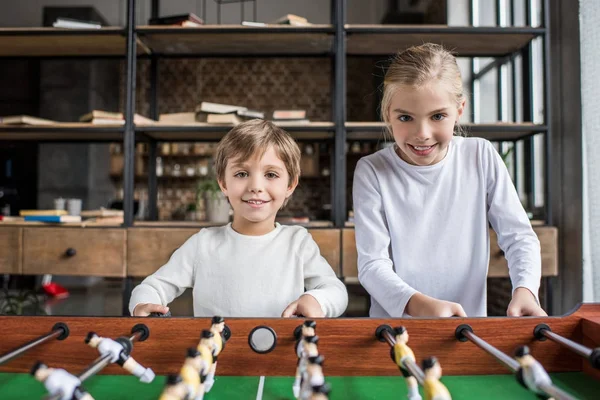 Bambini che giocano a calcio balilla — Foto stock