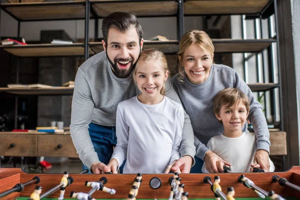 Famiglia giocare a calcio balilla — Foto stock