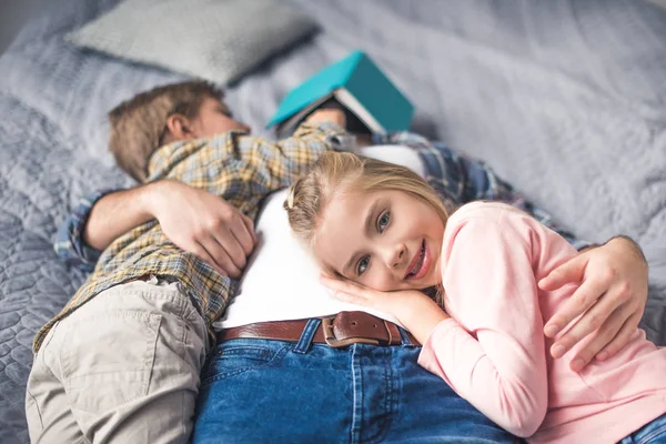 Famiglia sdraiata sul letto — Foto stock