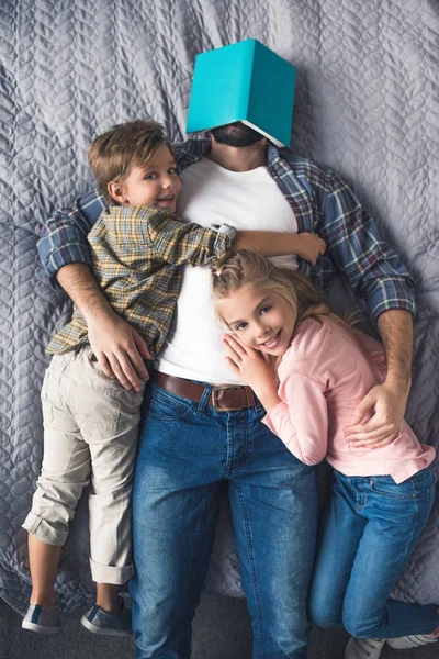 Familia acostada en la cama — Stock Photo