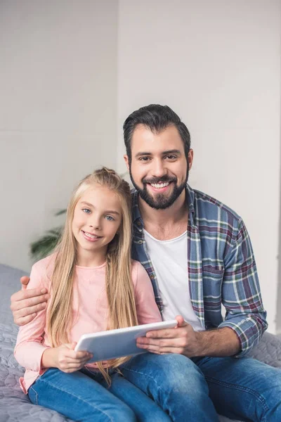 Padre e hija con tableta - foto de stock