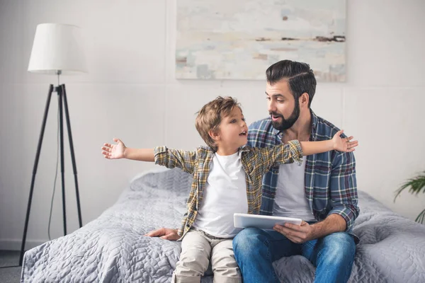 Père et fils avec comprimé — Photo de stock