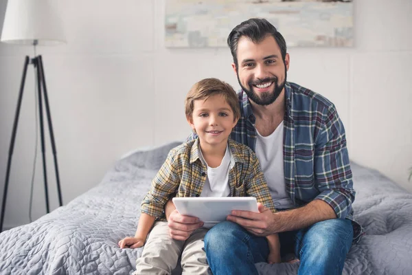 Padre e figlio con tablet — Foto stock