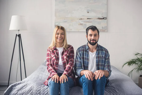 Sorridente coppia a casa — Foto stock