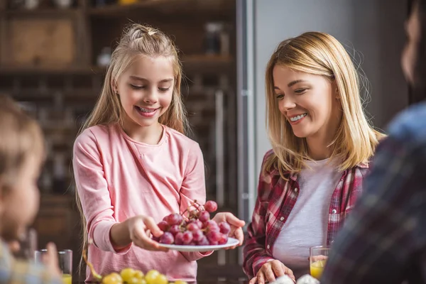 Madre e figlia a fare colazione — Foto stock