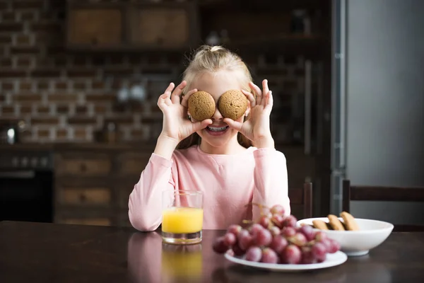 Bambino sorridente con biscotti — Foto stock