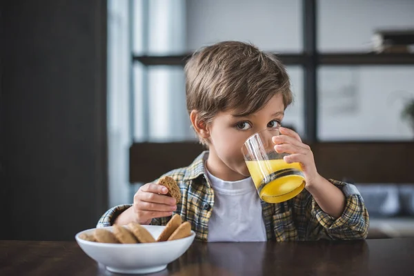 Ragazzino che beve succo — Foto stock