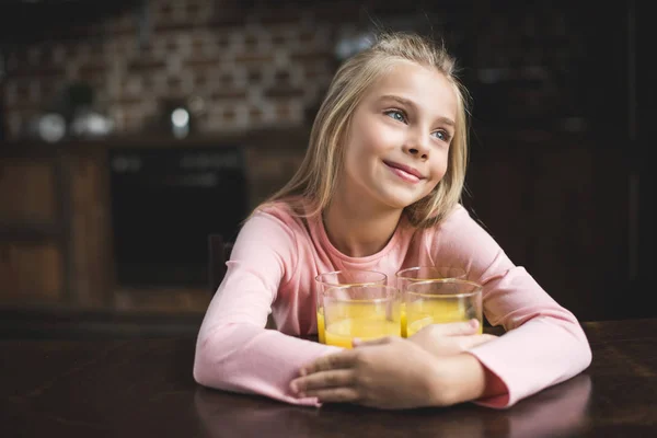 Bambino con bicchieri di succo — Foto stock