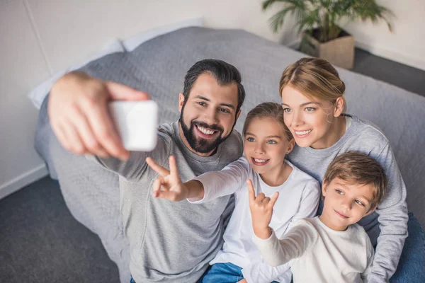 Família tomando selfie — Fotografia de Stock