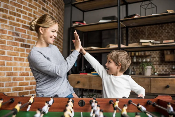 Mãe e filho jogar futebol de mesa — Fotografia de Stock