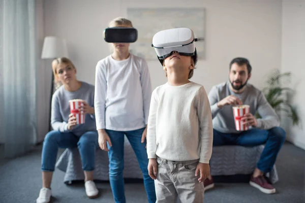 Enfants dans les casques vr à la maison — Photo de stock