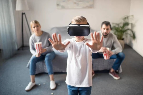 Bambino che gioca in auricolare vr — Foto stock