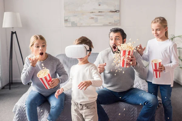 Kind spielt im vr-Headset — Stock Photo