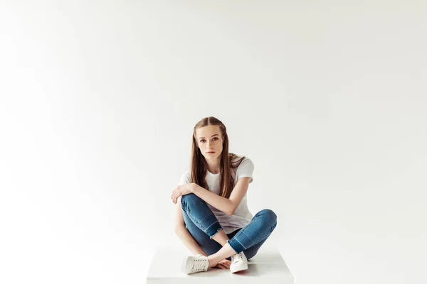 Femme en jean bleu et chemise blanche — Photo de stock