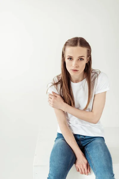 Femme en jean bleu et chemise blanche — Photo de stock