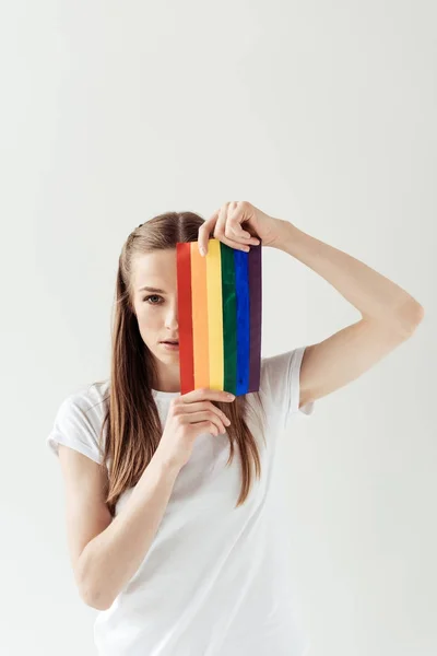 Mulher cobrindo olho com bandeira do arco-íris — Fotografia de Stock