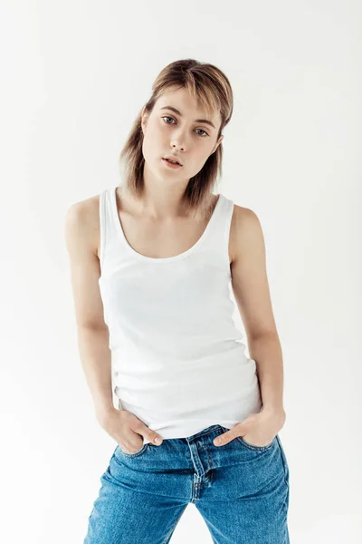 Mulher em singlet branco e jeans azul — Fotografia de Stock