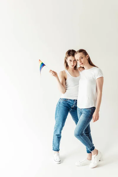 Pareja lesbiana con pequeña bandera de arco iris — Stock Photo