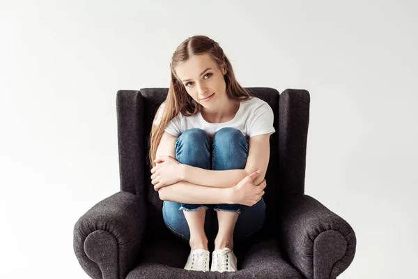 Chica sentada en sillón - foto de stock