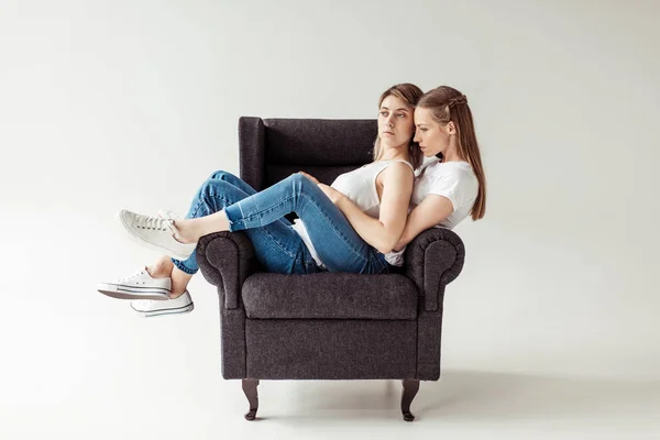 Homosexuelles Paar sitzt auf Sessel — Stockfoto