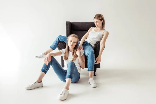 Pareja lesbiana en sillón — Stock Photo