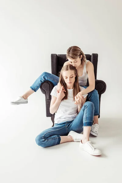Couple lesbien sur fauteuil — Photo de stock