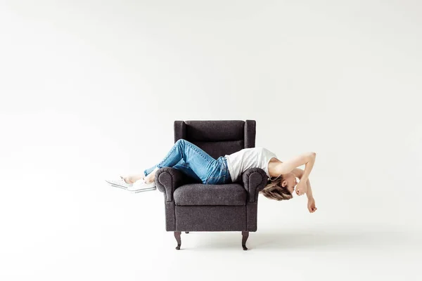 Женщина в сингле, лежащая на кресле — стоковое фото