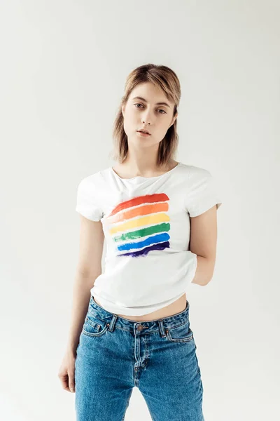 Femme montrant l'arc-en-ciel imprimé — Photo de stock