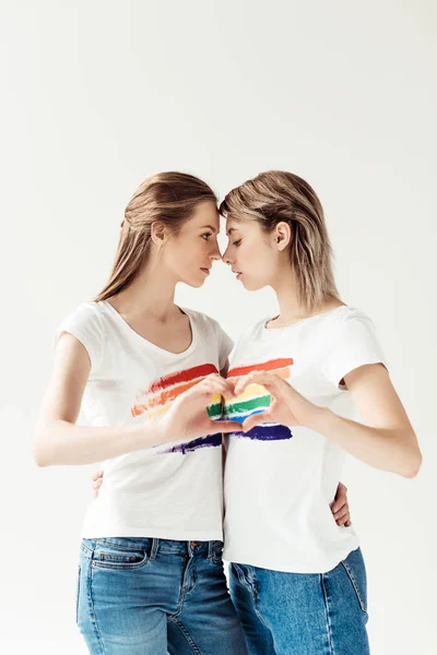 Couple féminin montrant le cœur avec les mains — Photo de stock