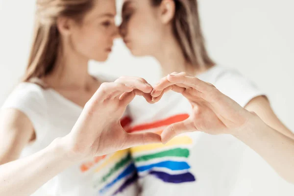 Couple féminin montrant le cœur avec les mains — Photo de stock