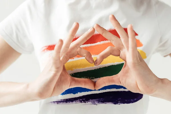 Mujer mostrando el corazón con las manos - foto de stock