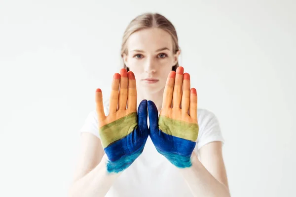 Stop signo de mano con arco iris pintado - foto de stock