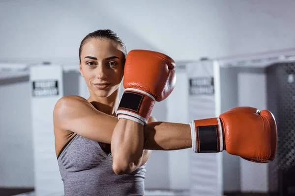 Young female boxer — Stock Photo