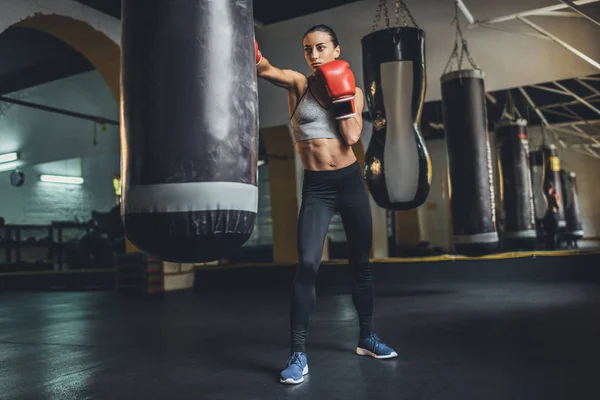 Jovem boxeador feminino — Fotografia de Stock