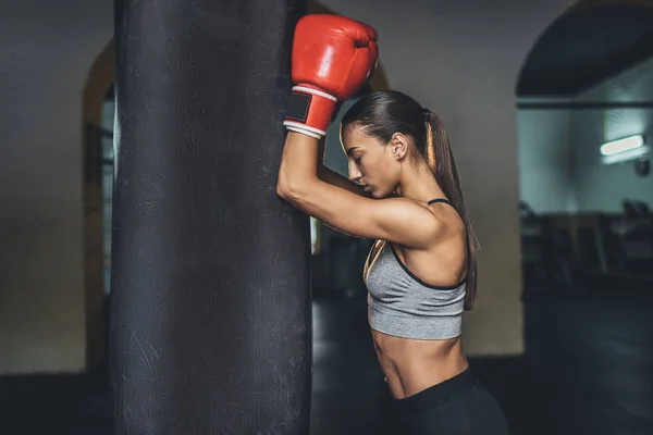 Boxer donna con sacco da boxe — Foto stock